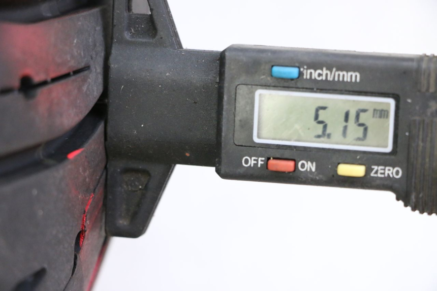 photo de JANTE ARRIÈRE ET PNEU SUZUKI GSR 750 (2011 - 2017) - Gros plan technique