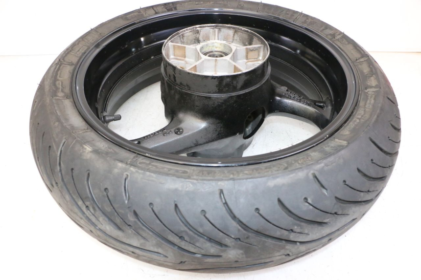 photo de JANTE ARRIÈRE ET PNEU SUZUKI GSR 750 (2011 - 2017) - Points de fixation