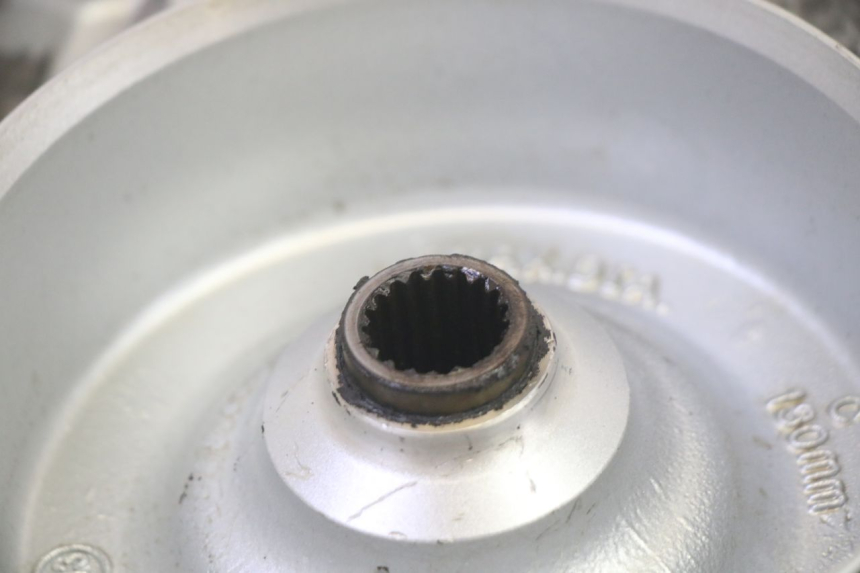 photo de JANTE ARRIÈRE ET PNEU SYM GTS EVO 125 (2009 - 2013) - Inspection visuelle