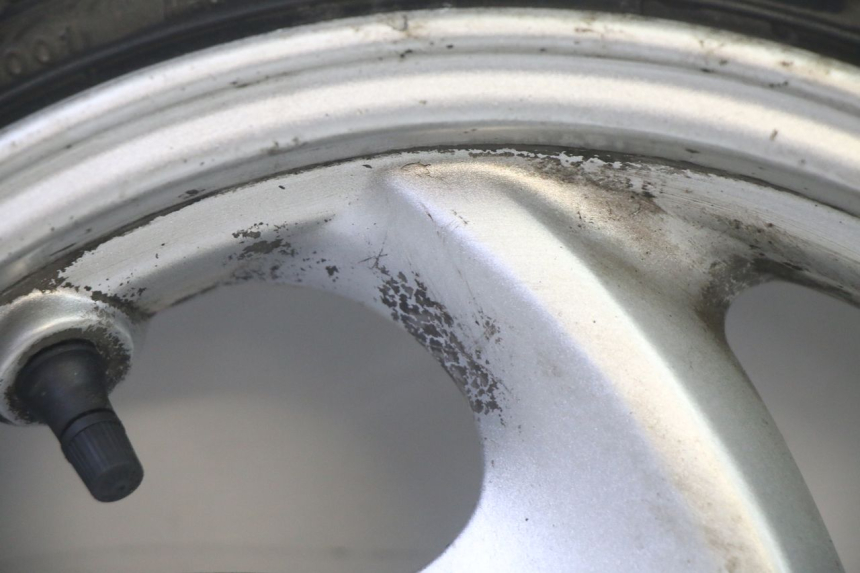 photo de JANTE ARRIÈRE ET PNEU SYM GTS EVO 125 (2009 - 2013) - Gros plan technique