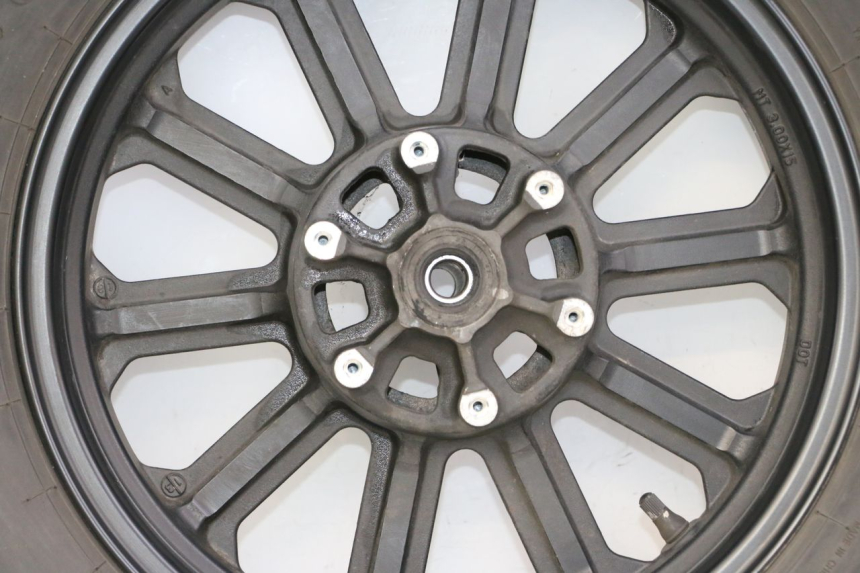 photo de JANTE ARRIÈRE ET PNEU KEEWAY K-LIGHT KLIGHT 125 (2018 - 2025) - Vue rapprochée