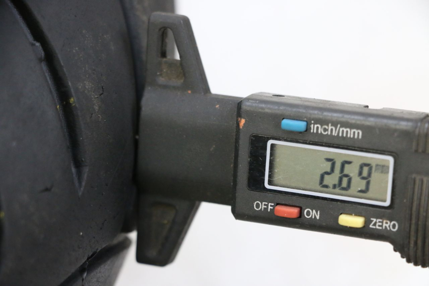 photo de JANTE ARRIÈRE ET PNEU PEUGEOT KISBEE 4T 50 (2018 - 2022) - Zoom état d’usage