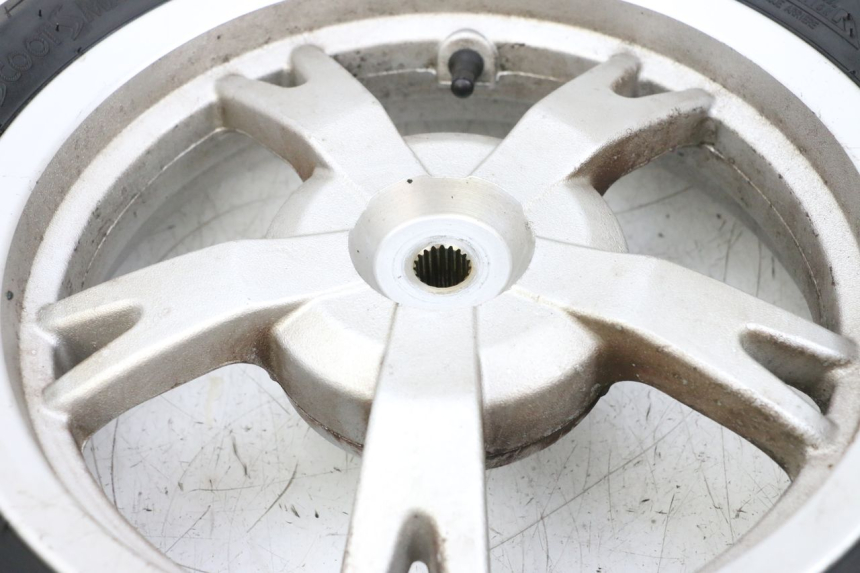 photo de JANTE ARRIÈRE ET PNEU PEUGEOT KISBEE 4T 50 (2018 - 2022) - Points de fixation