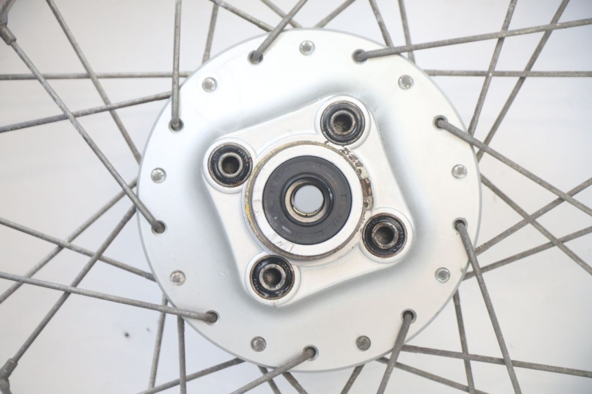 photo de JANTE ARRIÈRE ET PNEU KYMCO STRYKER OFF ROAD 125 (1999 - 2005) - Gros plan technique