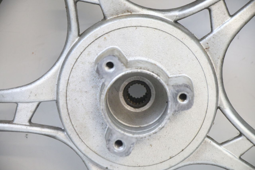 photo de JANTE ARRIÈRE ET PNEU LONGJIA SHARPY 125 (2020 - 2024) - Gros plan technique