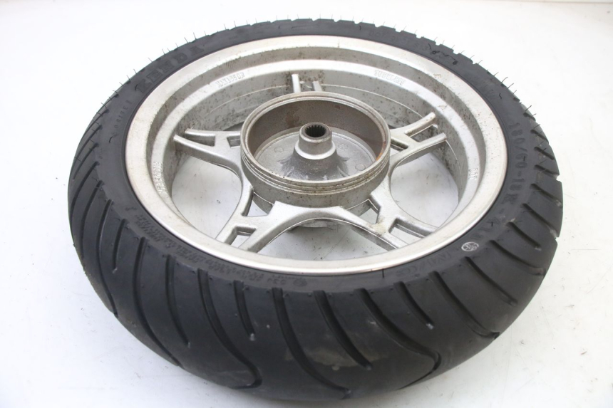 photo de JANTE ARRIÈRE ET PNEU LONGJIA SHARPY 125 (2020 - 2024) - Points de fixation