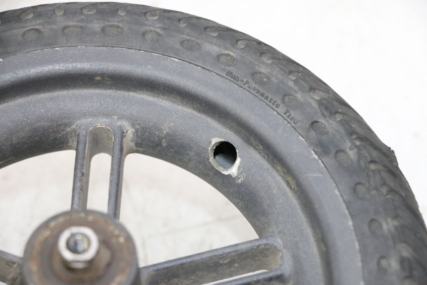 photo de JANTE ARRIÈRE ET PNEU XIAOMI MI PRO 2 1 - Points de fixation