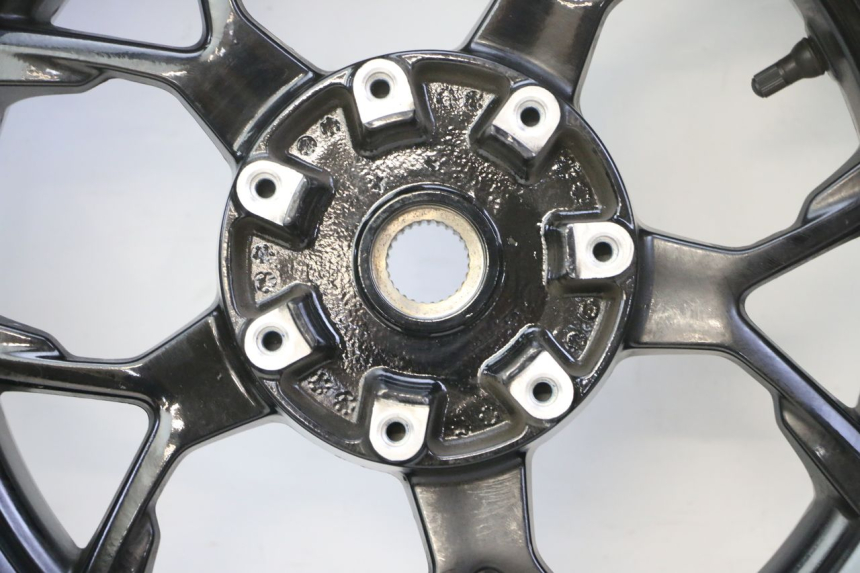 photo de JANTE ARRIÈRE ET PNEU PIAGGIO MP3 HPE 310 (2024 - 2025) - Vue rapprochée