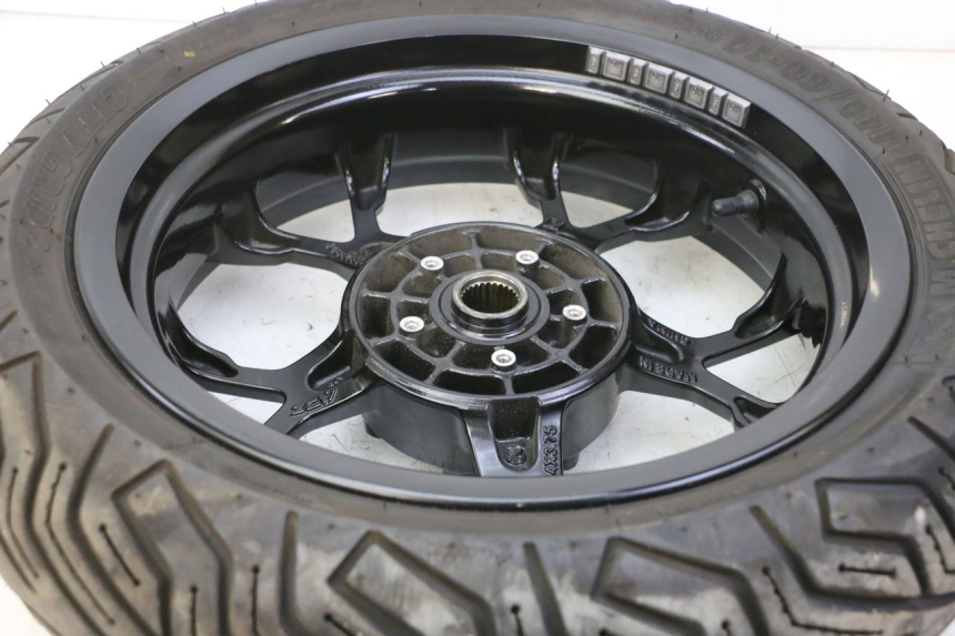 photo de JANTE ARRIÈRE ET PNEU PIAGGIO MP3 HPE 310 (2024 - 2025) - Zoom état d’usage