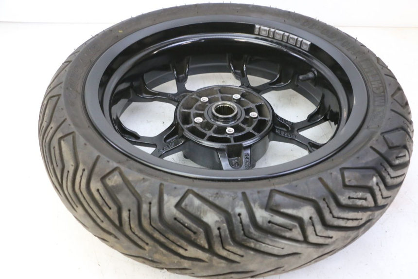 photo de JANTE ARRIÈRE ET PNEU PIAGGIO MP3 HPE 310 (2024 - 2025) - Gros plan technique