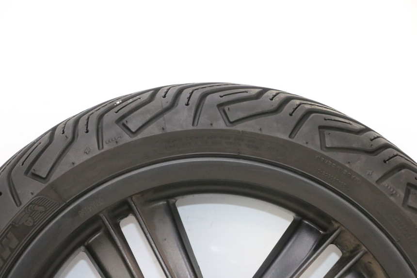 photo de JANTE ARRIÈRE ET PNEU PIAGGIO MP3 HPE 300 (2019 - 2026) - Vue rapprochée