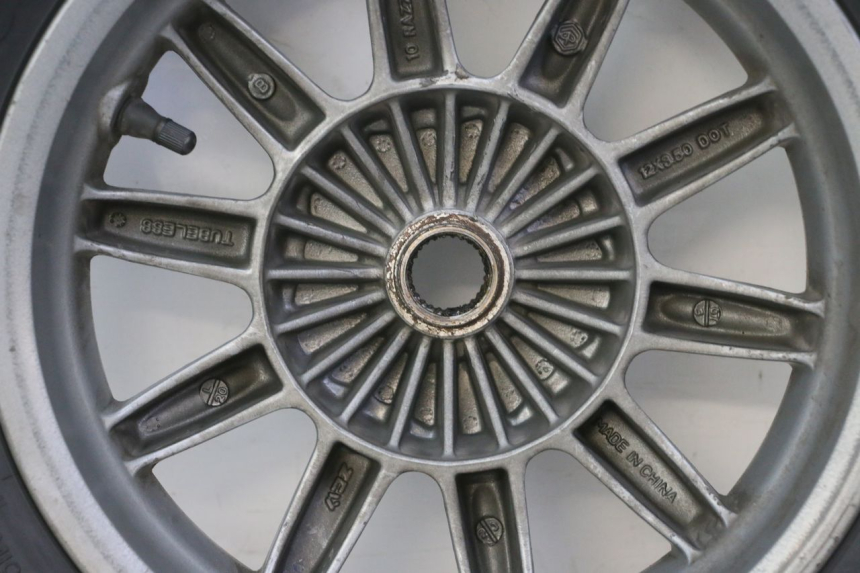 photo de JANTE ARRIÈRE ET PNEU PIAGGIO MP3 125 (2006 - 2014) - Vue rapprochée