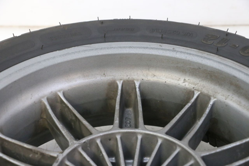 photo de JANTE ARRIÈRE ET PNEU PIAGGIO MP3 125 (2006 - 2014) - Vue d’ensemble