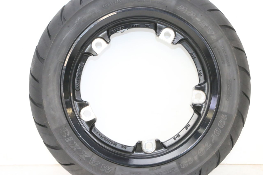 photo de JANTE ARRIÈRE ET PNEU YAMAHA NEO'S CORE 1 (2022 - 2026) - Points de fixation