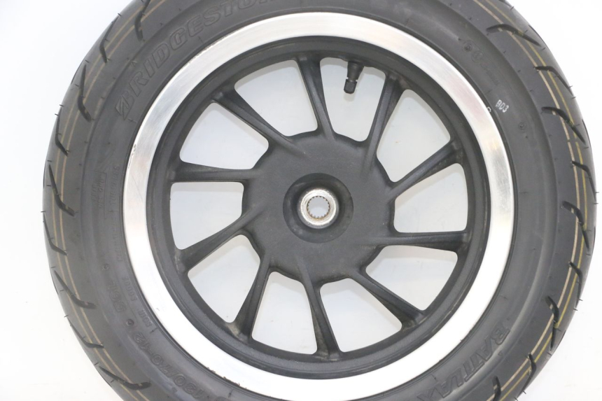 photo de JANTE ARRIÈRE ET PNEU KYMCO LIKE 4T 50 (2019 - 2025) - Vue rapprochée