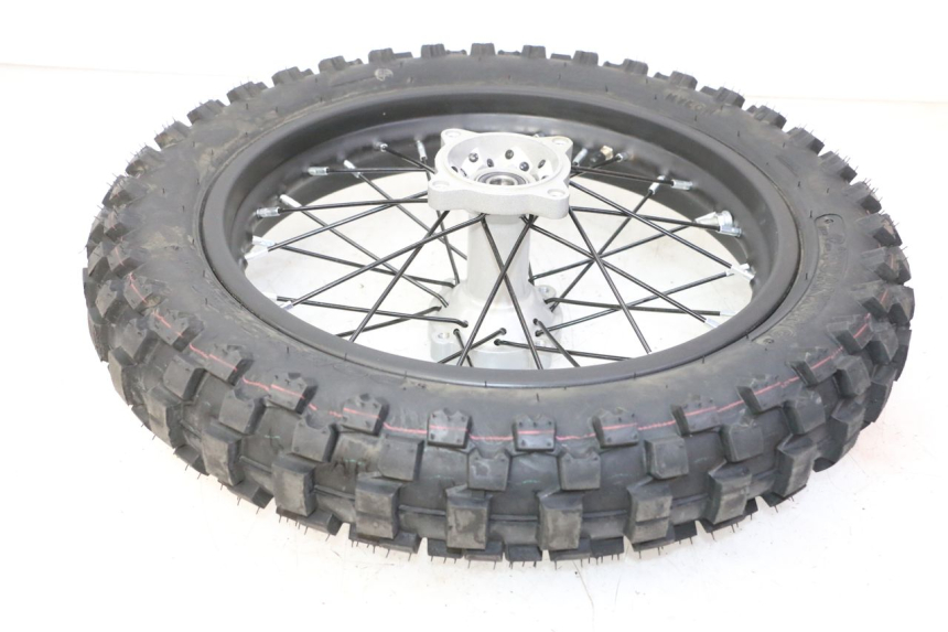 photo de JANTE ARRIÈRE ET PNEU APOLLO RFZ 125 - Gros plan technique