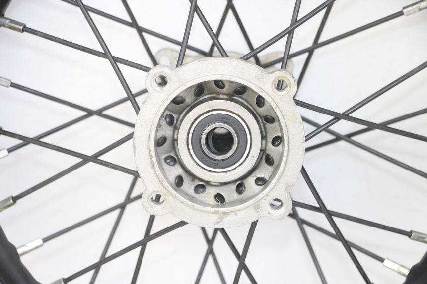 photo de JANTE ARRIÈRE ET PNEU APOLLO RXF 125 - Détails caractéristiques