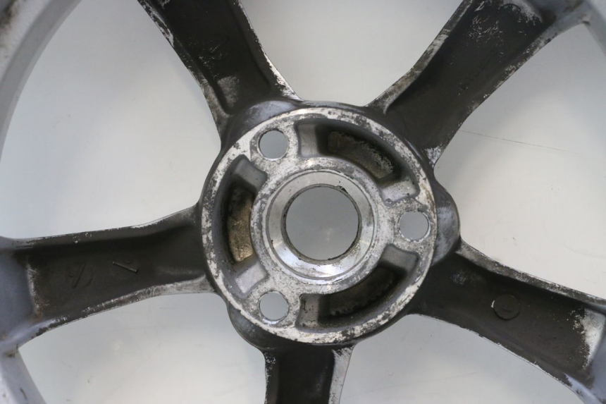 photo de JANTE ARRIÈRE ET PNEU PEUGEOT SATELIS 125 (2013 - 2018) - Vue rapprochée