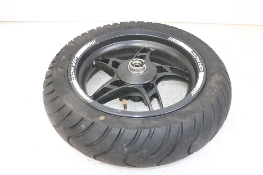 photo de JANTE ARRIÈRE ET PNEU KSR SIRION 4T 50 (2018 - 2025) - Gros plan technique