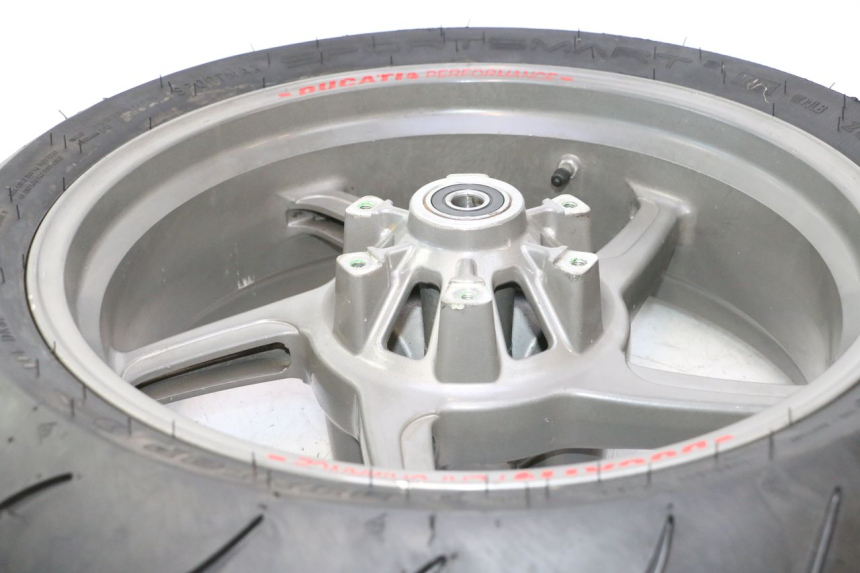photo de JANTE ARRIÈRE ET PNEU DUCATI SS IE DS CARENEE 1000 (2002 - 2006) - Zoom état d’usage