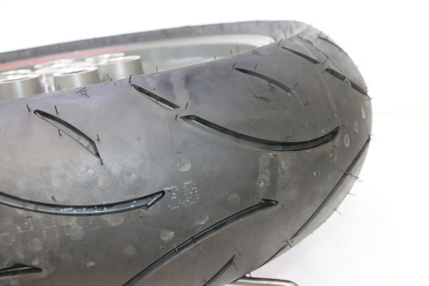 photo de JANTE ARRIÈRE ET PNEU DUCATI SS IE DS CARENEE 1000 (2002 - 2006) - Points de fixation