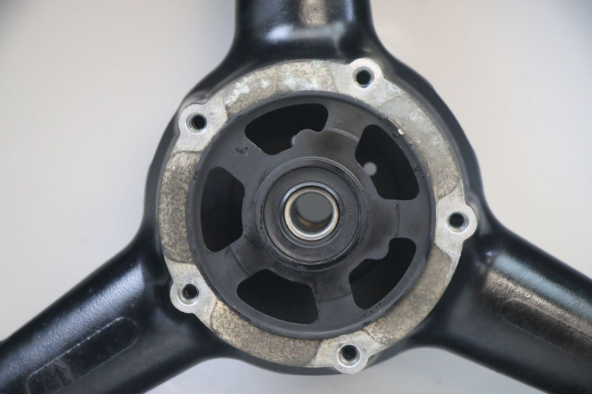 photo de JANTE ARRIÈRE ET PNEU SUZUKI GSX F GSXF 650 (2007 - 2015) - Gros plan technique