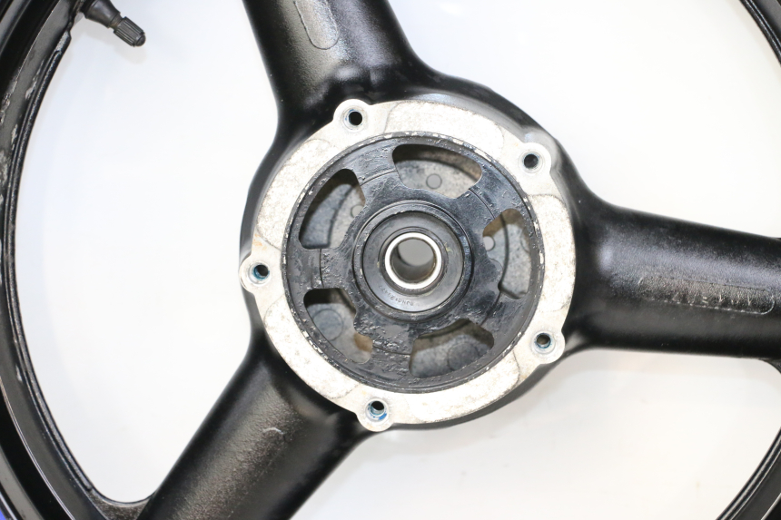 photo de JANTE ARRIÈRE ET PNEU SUZUKI GSX F GSXF 650 (2007 - 2015) - Gros plan technique