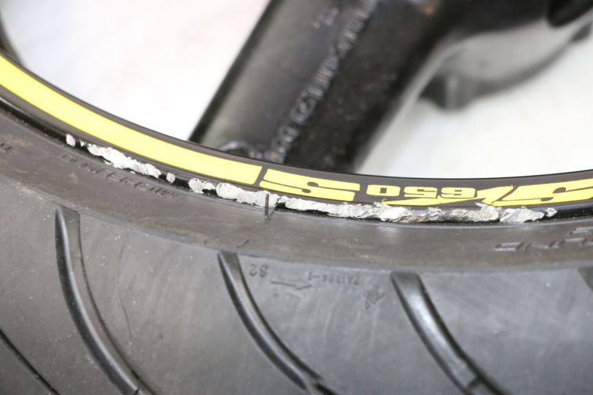 photo de JANTE ARRIÈRE ET PNEU SUZUKI SV S 650 (2003 - 2009) - Gros plan technique