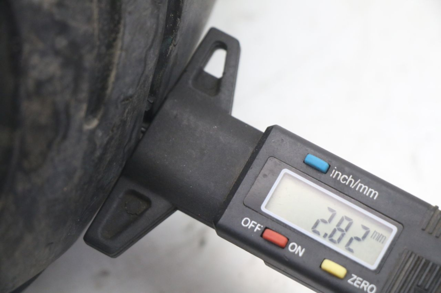 photo de JANTE ARRIÈRE ET PNEU PEUGEOT VIVACITY NEW 2T 50 (2008 - 2017) - Vue rapprochée