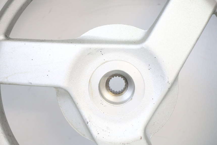 photo de JANTE ARRIÈRE ET PNEU PEUGEOT VIVACITY NEW 2T 50 (2008 - 2017) - Gros plan technique