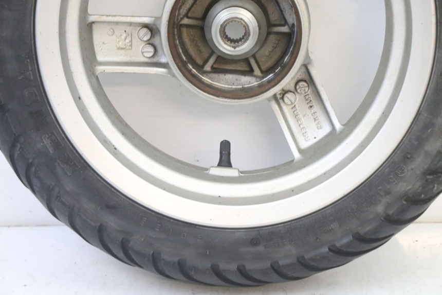 photo de JANTE ARRIÈRE ET PNEU PEUGEOT VIVACITY NEW 2T 50 (2008 - 2017) - Pièce contrôlée