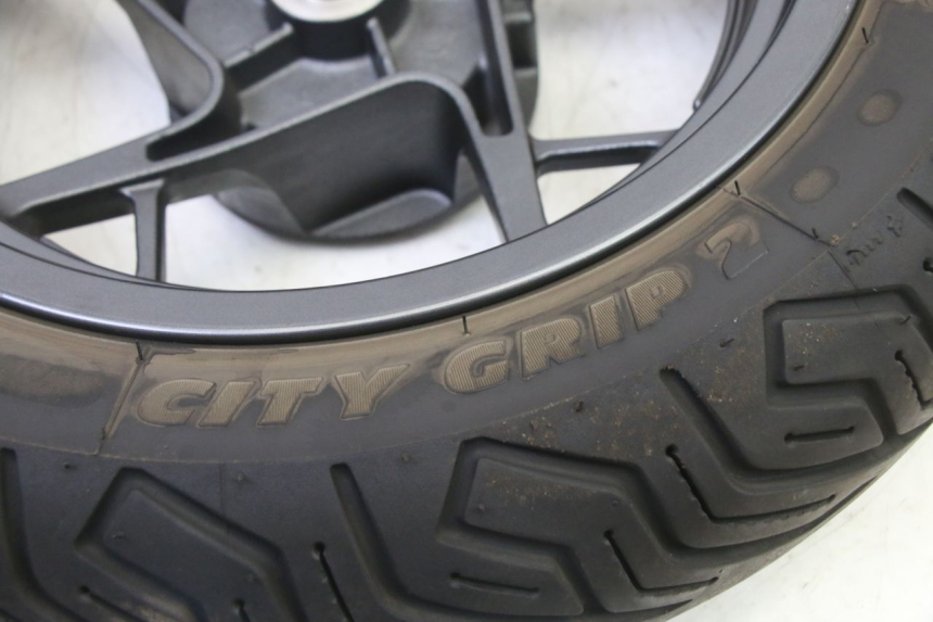 photo de JANTE ARRIÈRE ET PNEU YAMAHA XMAX X-MAX 125 (2021 - 2025) - Détails caractéristiques