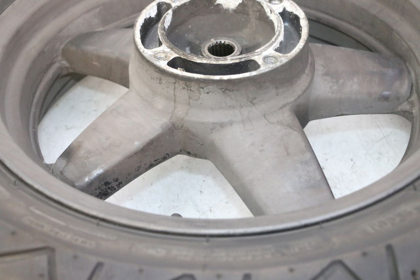 photo de JANTE ARRIÈRE ET PNEU YAMAHA X-MAX XMAX 125 (2010 - 2013) - Gros plan technique