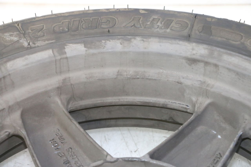 photo de JANTE ARRIÈRE ET PNEU YAMAHA X-MAX XMAX 125 (2010 - 2013) - Points de fixation