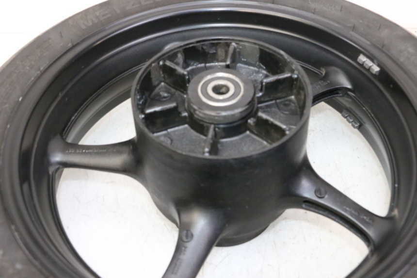 photo de JANTE ARRIÈRE ET PNEU YAMAHA XJ6 ABS 600 (2008 - 2016) - Gros plan technique