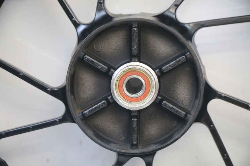 photo de JANTE ARRIÈRE ET PNEU YAMAHA TRACER 7 700 (2020 - 2024) - Gros plan technique