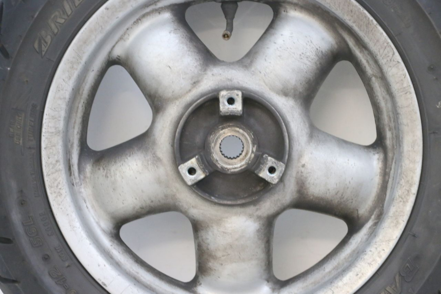 photo de JANTE ARRIÈRE ET PNEU YAMAHA YP MAJESTY 125 (2002 - 2006) - Vue rapprochée