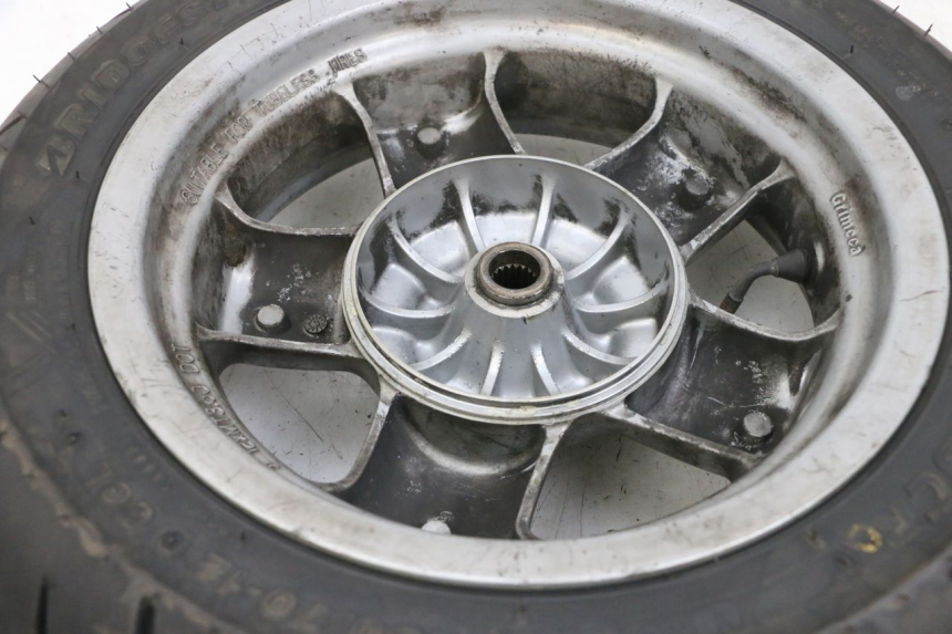 photo de JANTE ARRIÈRE ET PNEU YAMAHA YP MAJESTY 125 (2002 - 2006) - Autre angle de vue