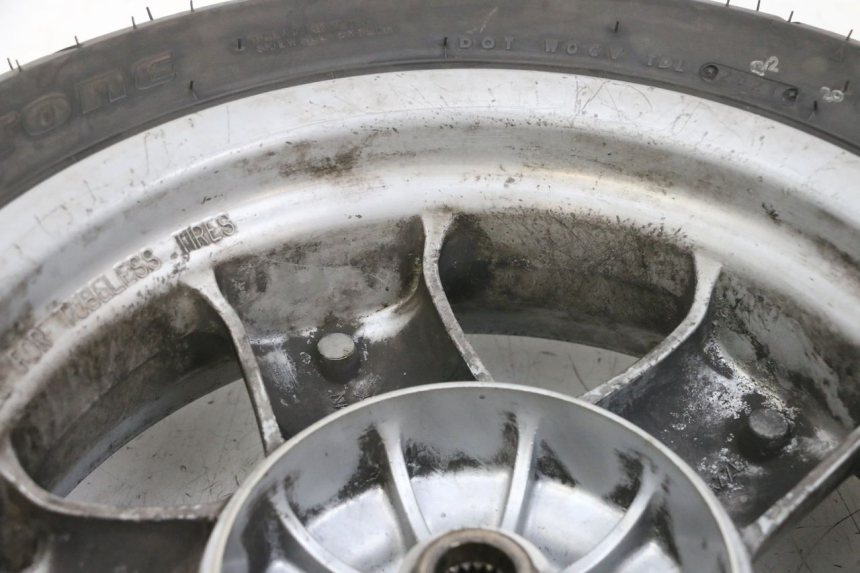 photo de JANTE ARRIÈRE ET PNEU YAMAHA YP MAJESTY 125 (2002 - 2006) - Gros plan technique