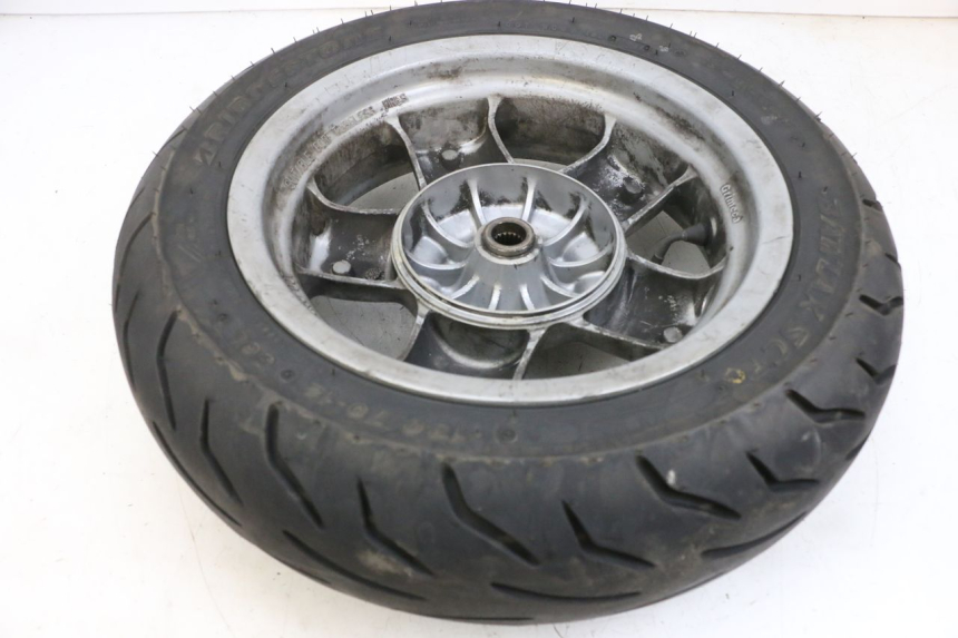 photo de JANTE ARRIÈRE ET PNEU YAMAHA YP MAJESTY 125 (2002 - 2006) - Vue d’ensemble