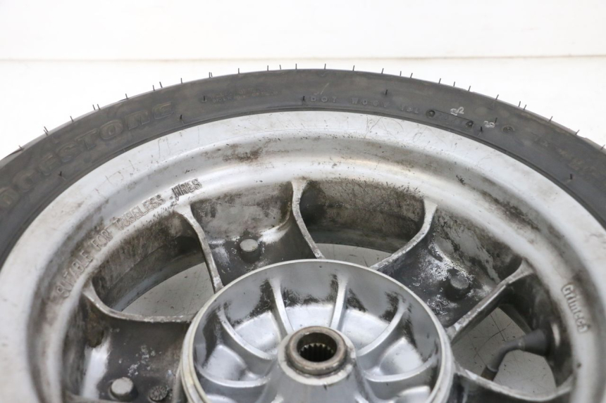 photo de JANTE ARRIÈRE ET PNEU YAMAHA YP MAJESTY 125 (2002 - 2006) - Points de fixation