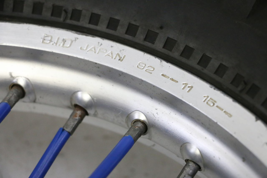 photo de JANTE ARRIÈRE ET PNEU YAMAHA YZ 85 (2002 - 2018) - Gros plan technique