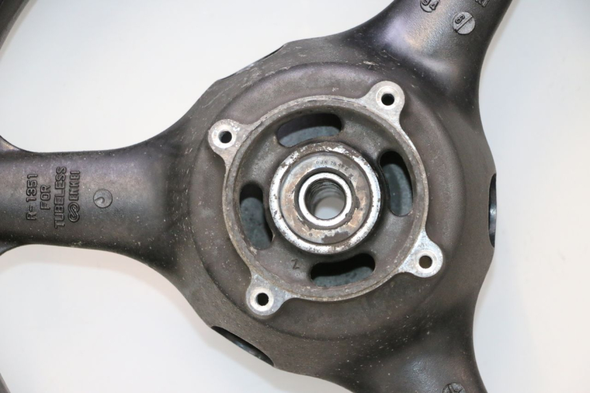 photo de JANTE ARRIÈRE ET PNEU KAWASAKI ZX-6R ZX6R 600 (1995 - 1997) - Focus structure