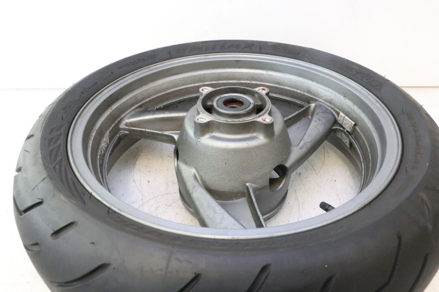 photo de JANTE ARRIÈRE ET PNEU KAWASAKI ZZR 600 (1995 - 2004) - Zoom composants