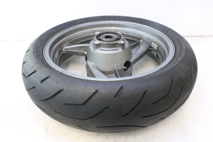 photo de JANTE ARRIÈRE ET PNEU KAWASAKI ZZR 600 (1995 - 2004) - Vue rapprochée