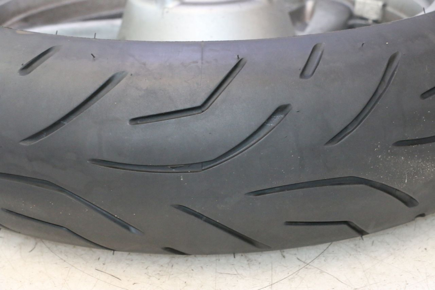 photo de JANTE ARRIÈRE ET PNEU KAWASAKI ZZR 600 (1995 - 2004) - Zoom qualité