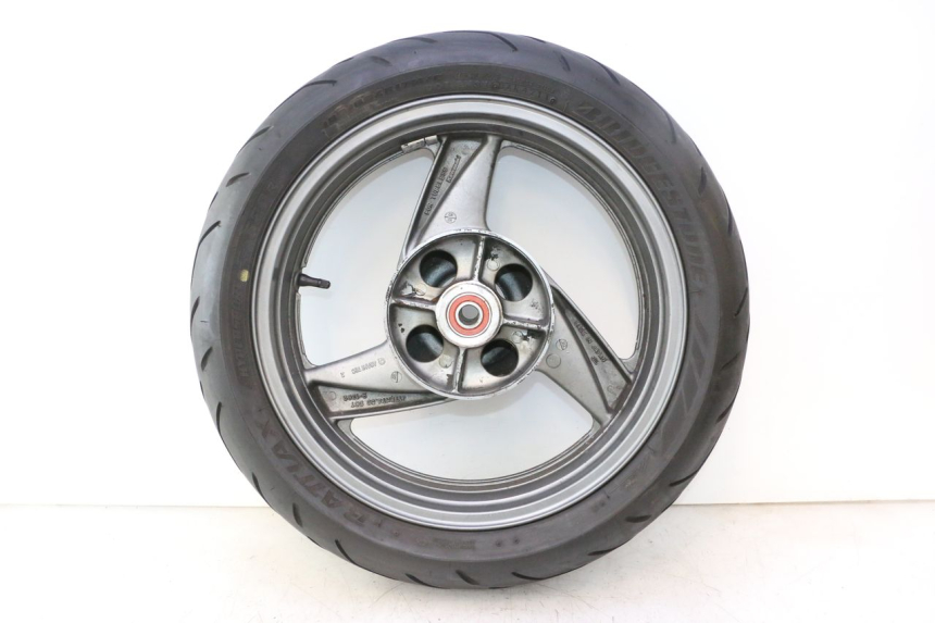 photo de JANTE ARRIÈRE ET PNEU KAWASAKI ZZR 600 (1995 - 2004) - Gros plan technique
