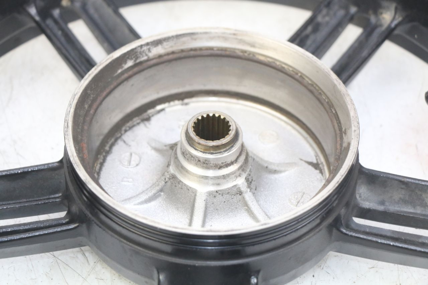 photo de JANTE ARRIERE KYMCO AGILITY 16+ 4T 50 (2018 - 2023) - Vue rapprochée