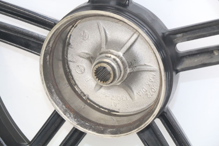 photo de JANTE ARRIERE KYMCO AGILITY 16+ 4T 50 (2018 - 2023) - Gros plan technique