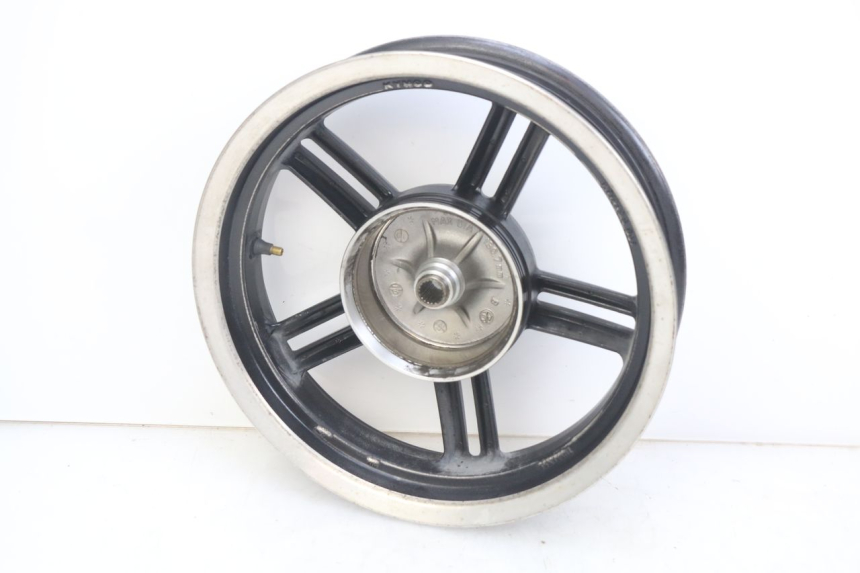 photo de JANTE ARRIERE KYMCO AGILITY 16+ 4T 50 (2018 - 2023) - Gros plan technique